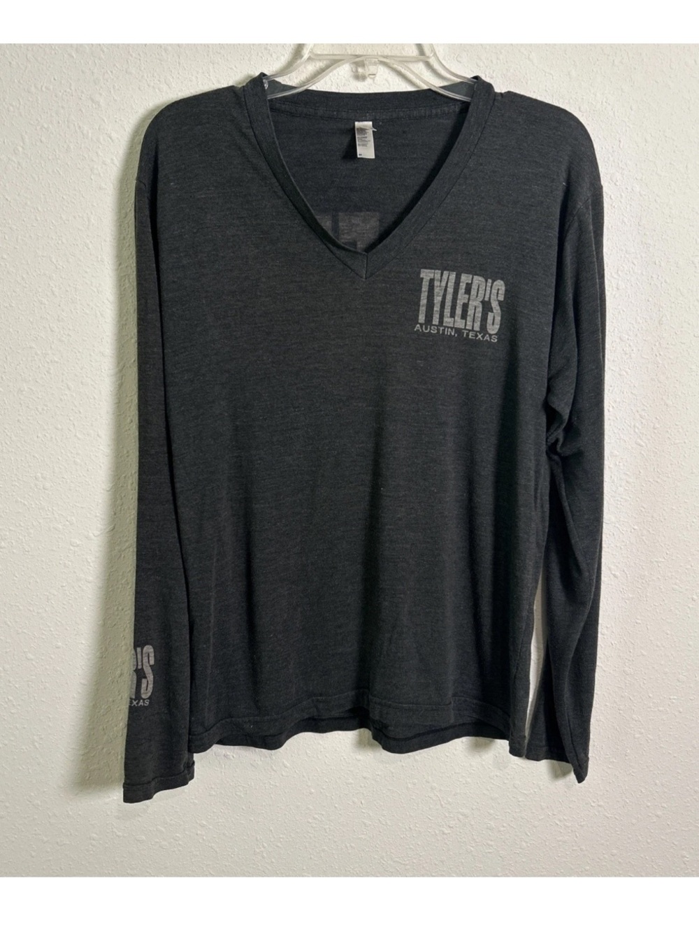 Tyler’s Clothing Store Austin Texas Women’s Medium Long Sleeve Shirt V-Neck Gray
